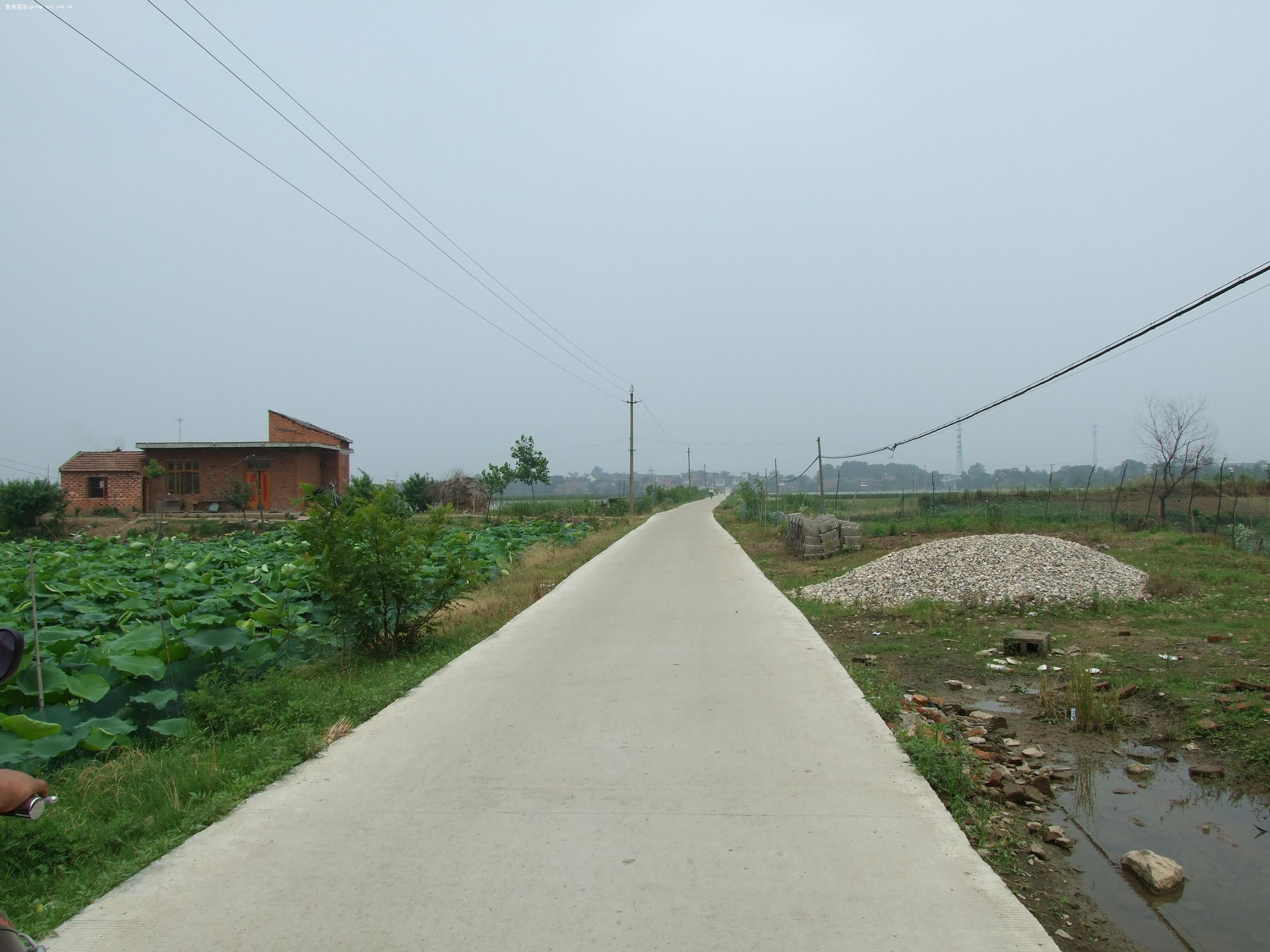 乡间的村村通水泥路