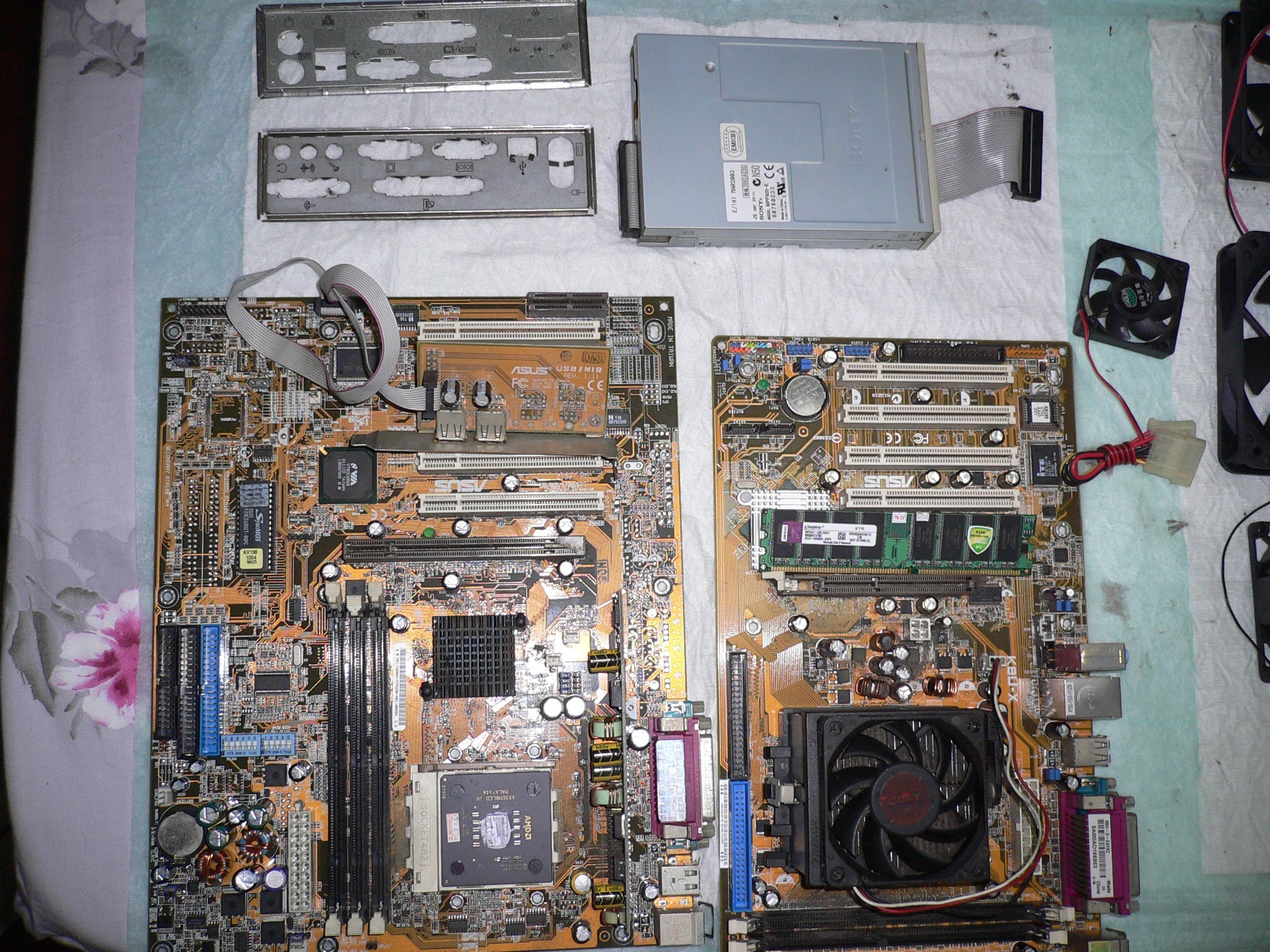 SOCKET A/939/AM2 478P4 CPU风扇 机箱风扇若干 华硕KT133A SDRAM 主板 雷鸟1G CPU 华硕754 主板 闪龙2600+ KST 1G DDR400 软驱一个 COM口PCI卡一块 4声道声卡一块 PCI 2MB 显卡两块 用来修复显卡BIOS 刷坏用PCI显卡启动 AGP8X MSI TI4200 128MB 一块 带VIVO AGP8X FX5200 128MB PCI-E 128MB 7300GT(电容开口) PCI-E 256MB 7600GT 花屏 ADSL