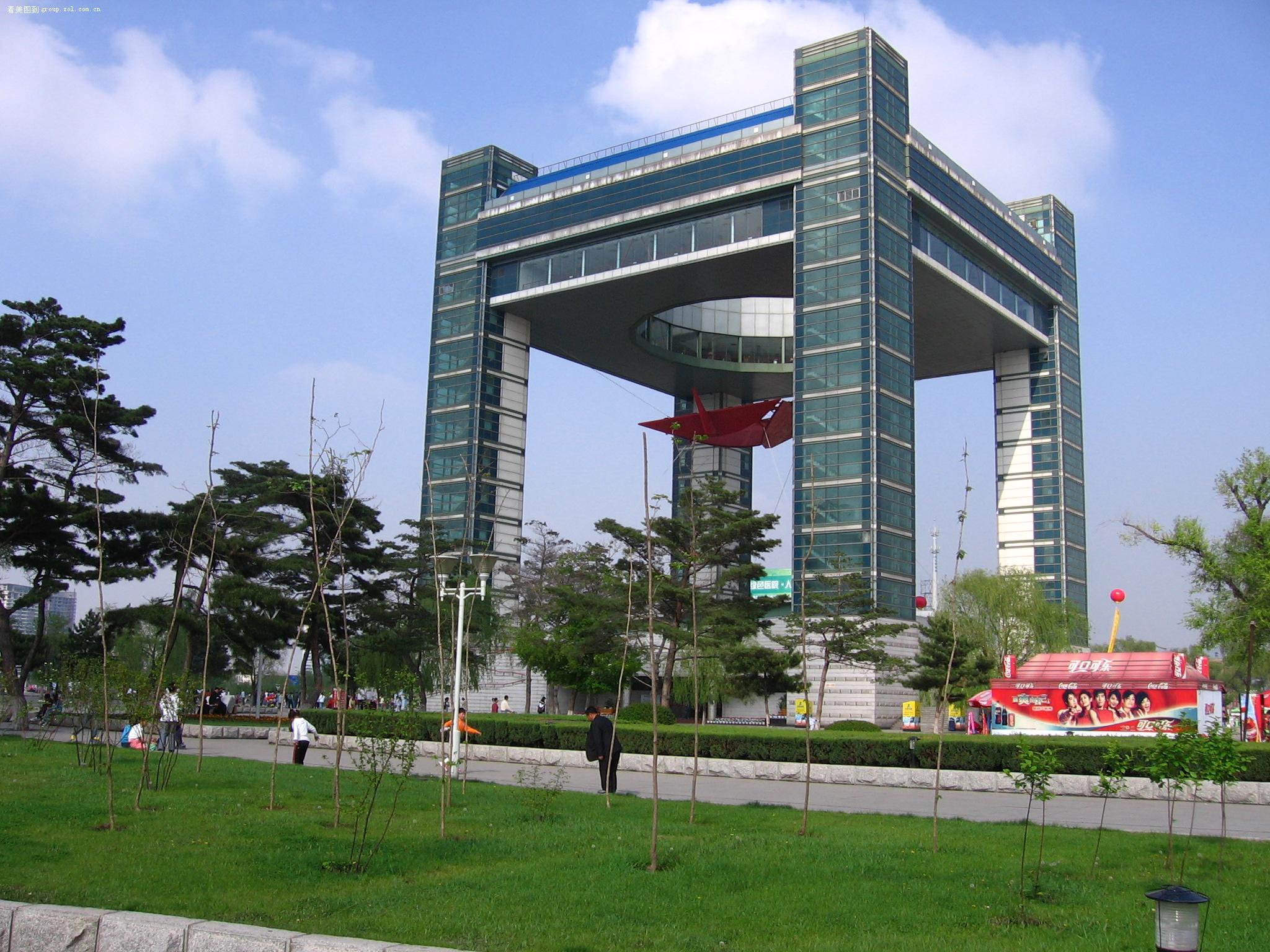 吉林市世纪之舟!为建国50周年而建,长宽高各为50米!